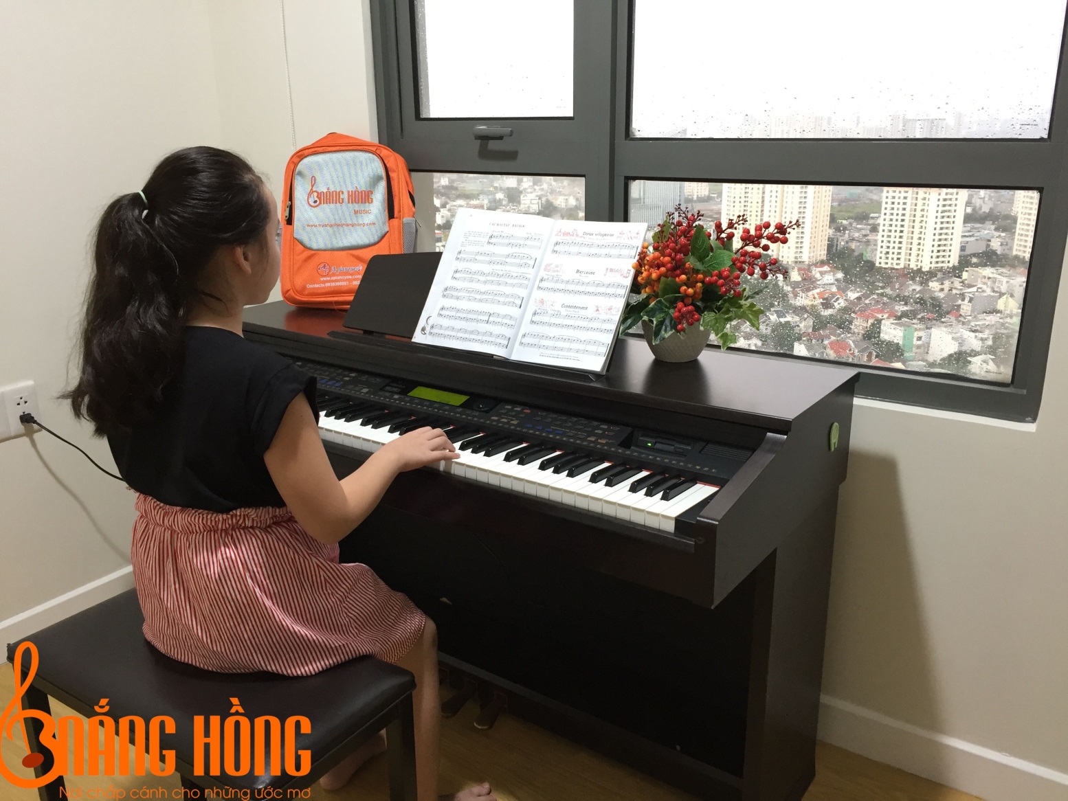 Học đàn piano tại nhà - Nắng Hồng Music