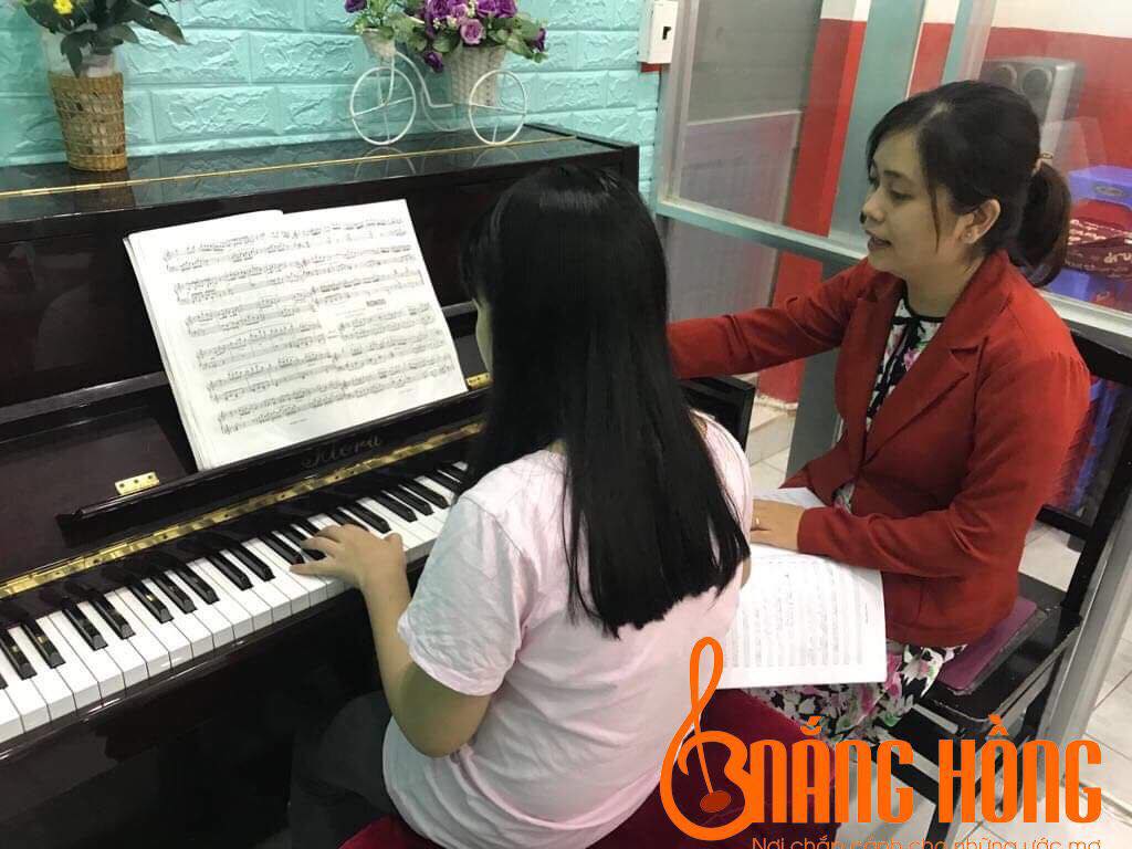 Học đàn piano tại nhà - Nắng Hồng Music