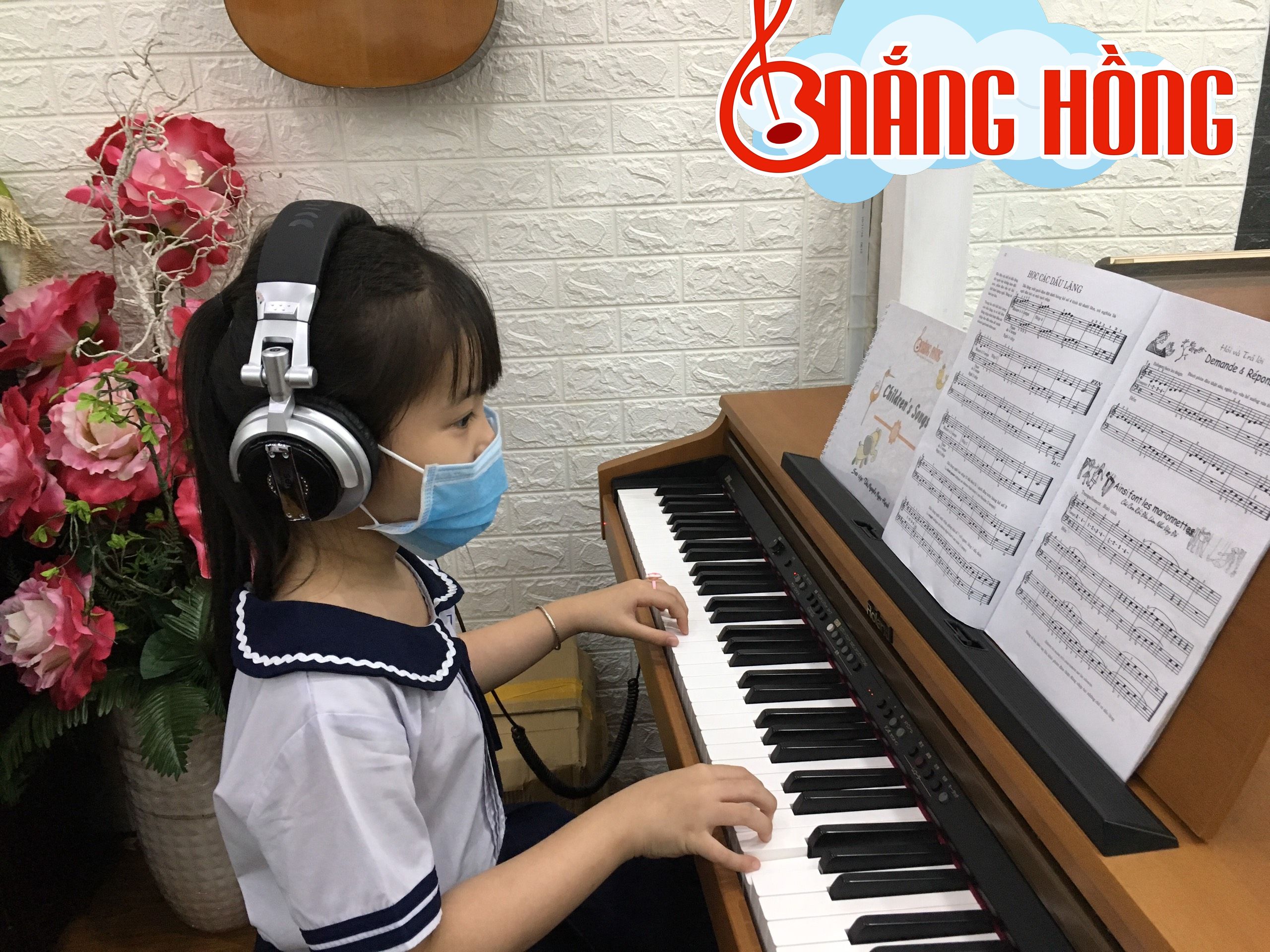 Học viên tự luyện tập piano
