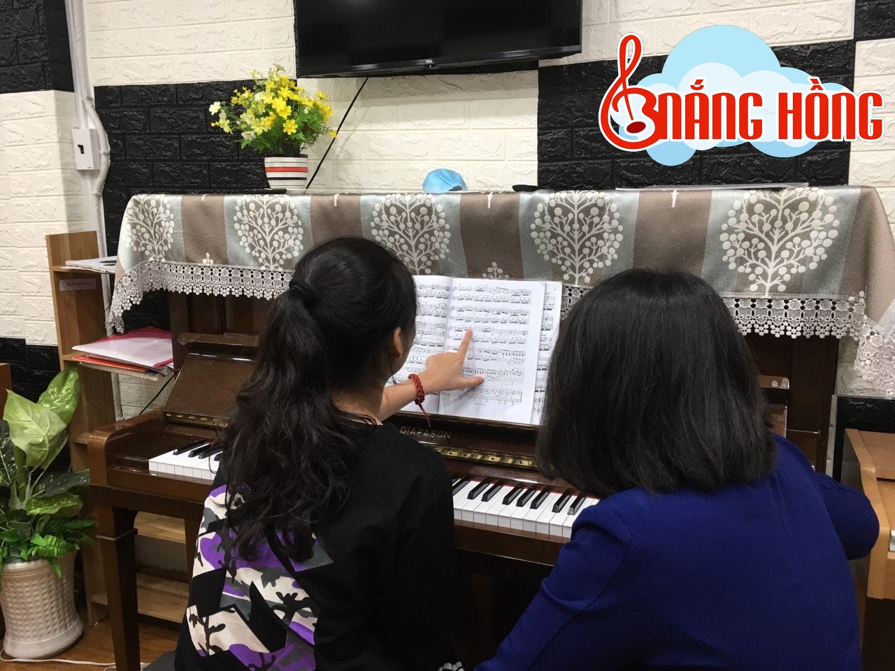 Tiết học Piano đệm hát tại Nắng Hồng Music