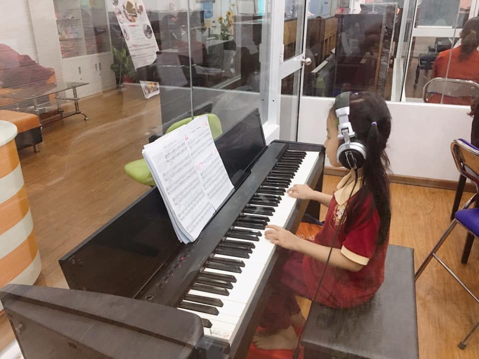 Trẻ 5 tuổi học đàn piano
