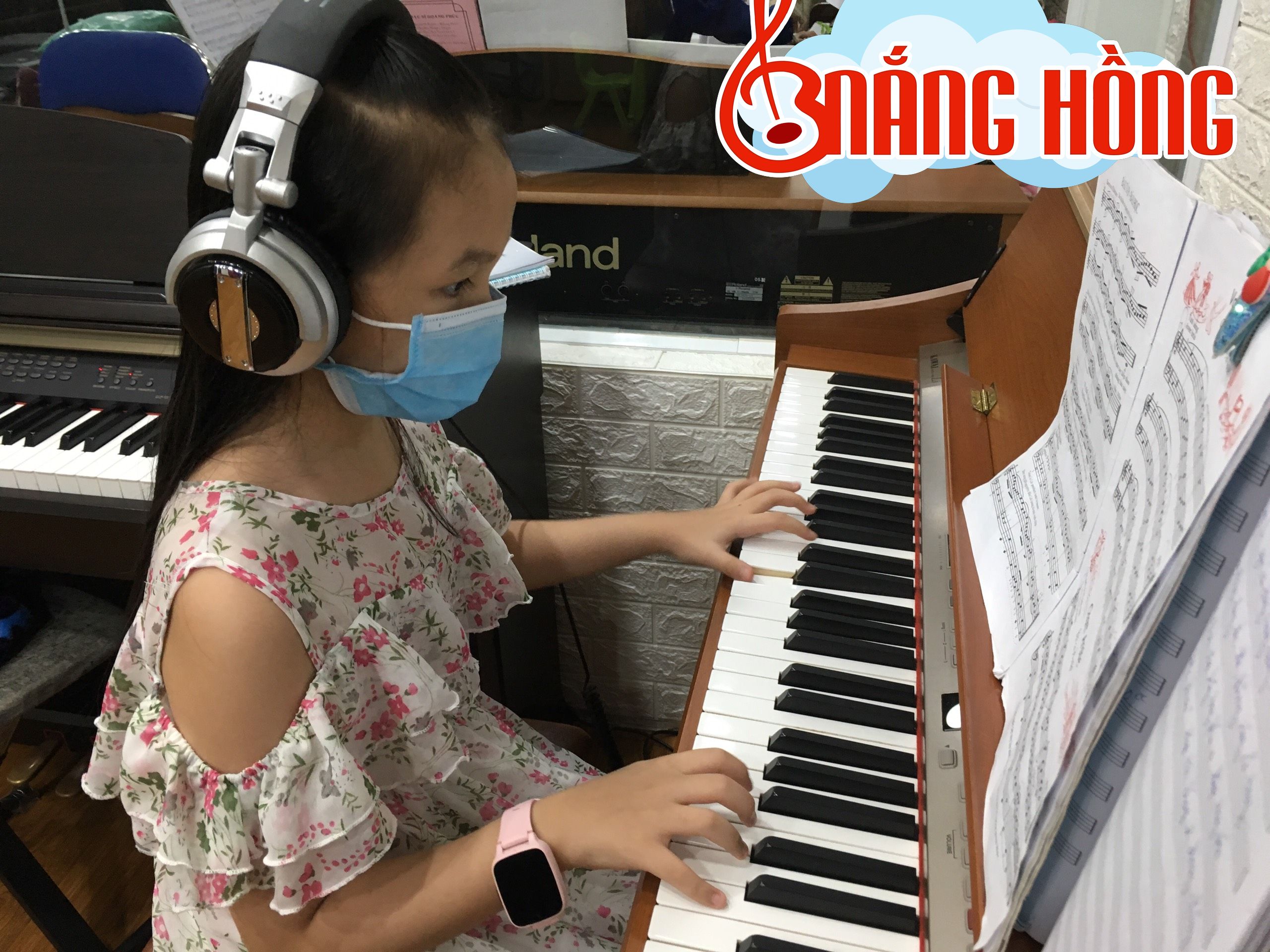 Học viên tự luyện tập piano